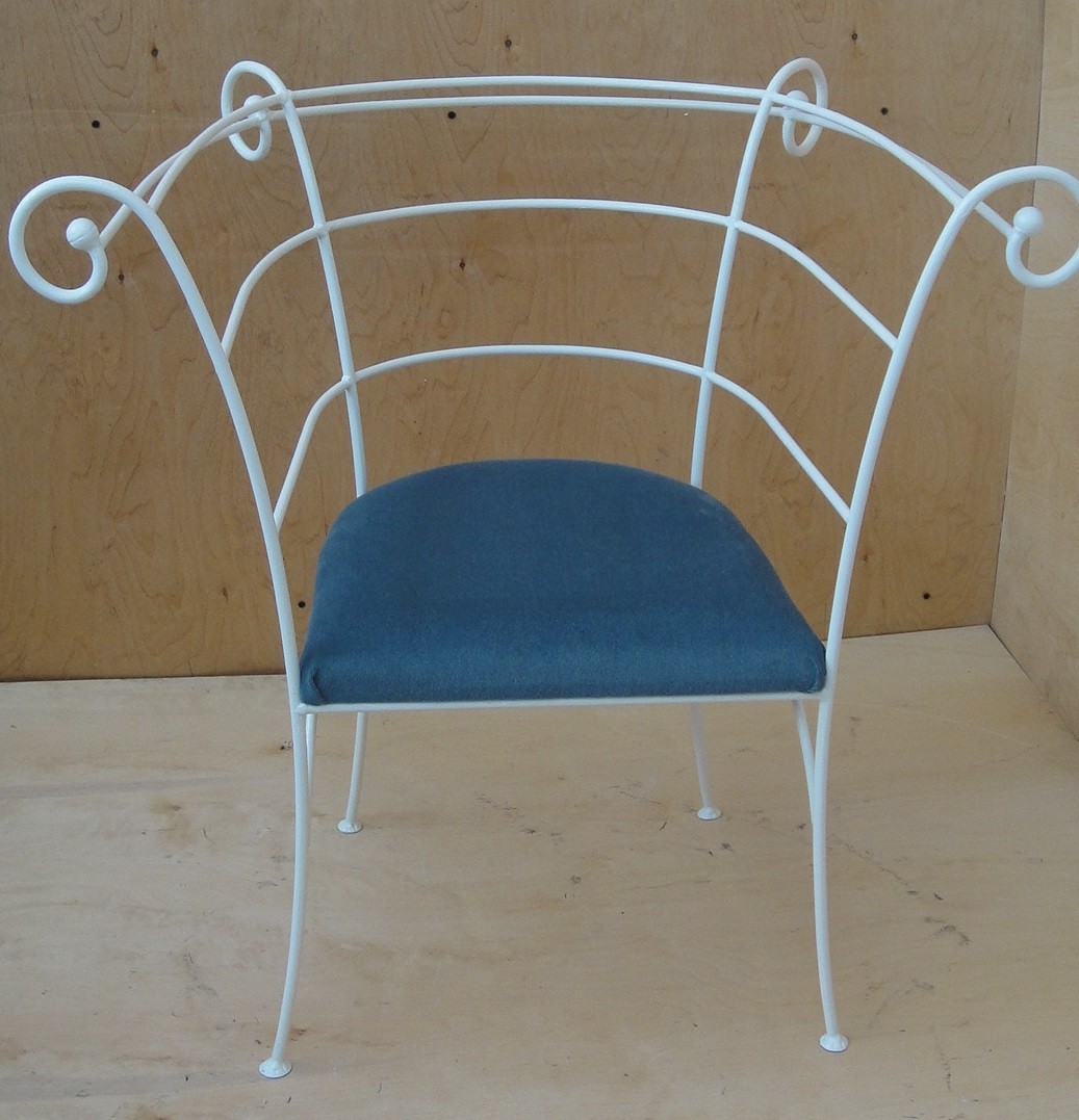 стул из металлических прутьев