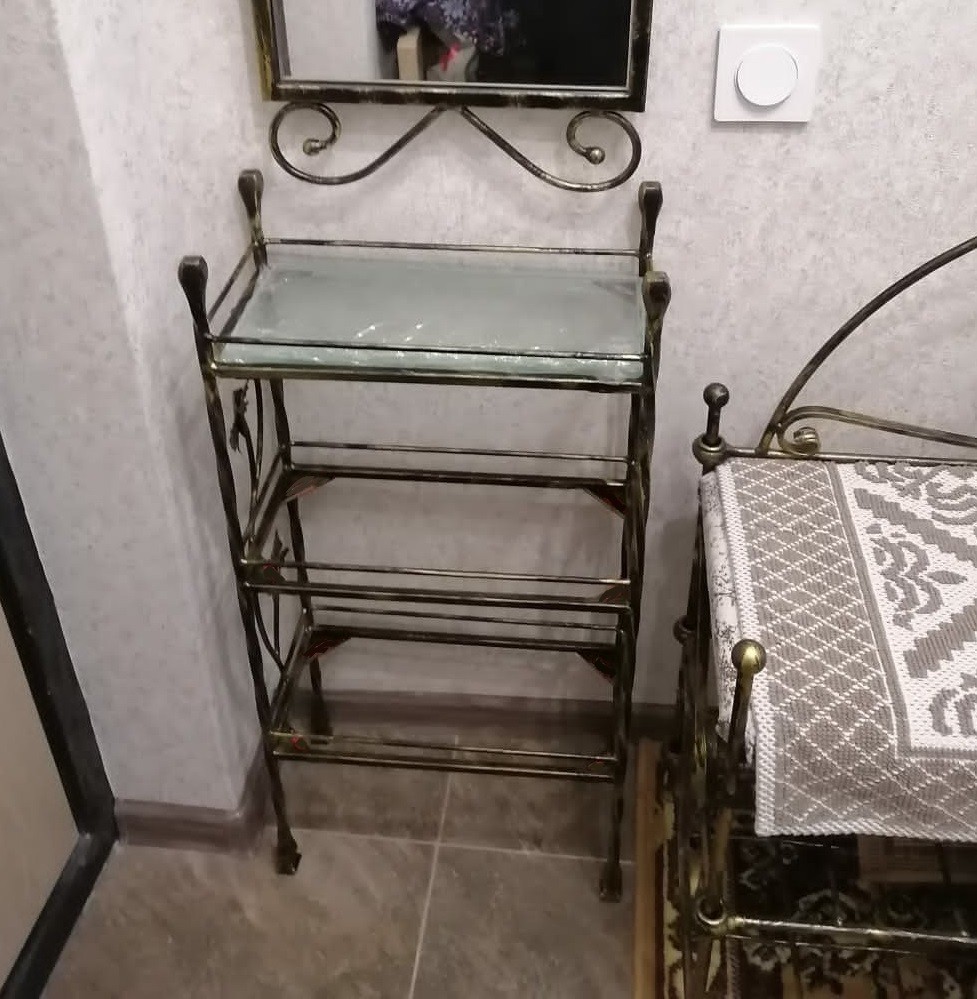Этажерка металлическая со стеклянными полочками и бортиками по краям